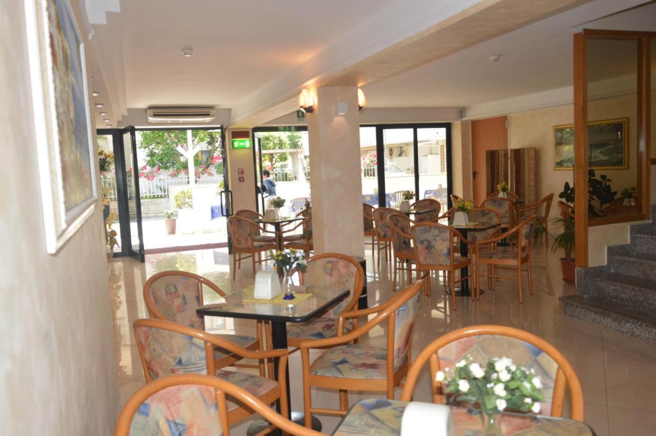 Hotel Karin Marebello Kültér fotó