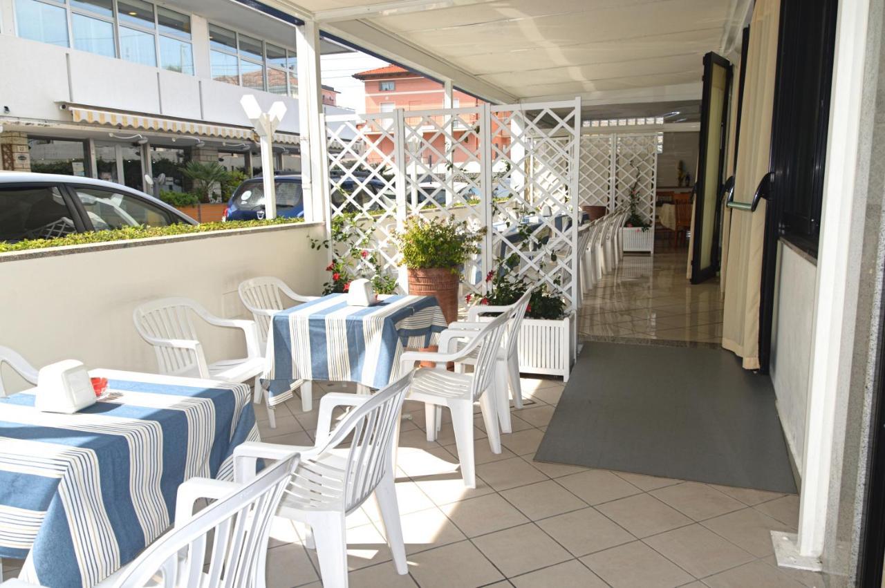 Hotel Karin Marebello Kültér fotó